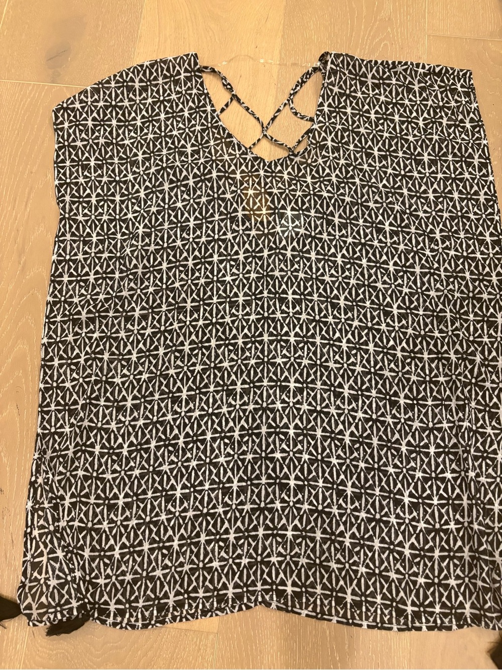 Kona Sol Black & White Geometric Strappy V-Neck Cami Top